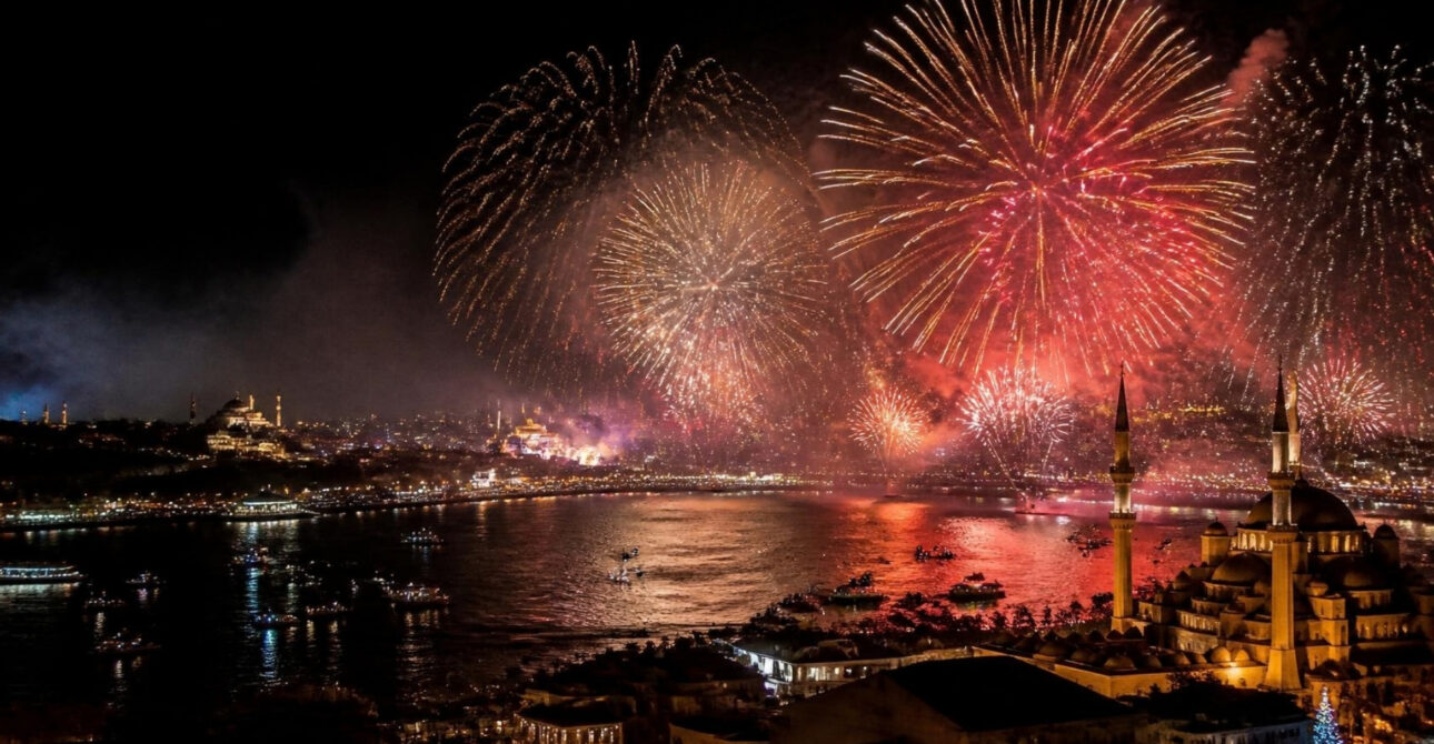 Fogo de artifício sobre o Bósforo em Istambul na passagem de ano